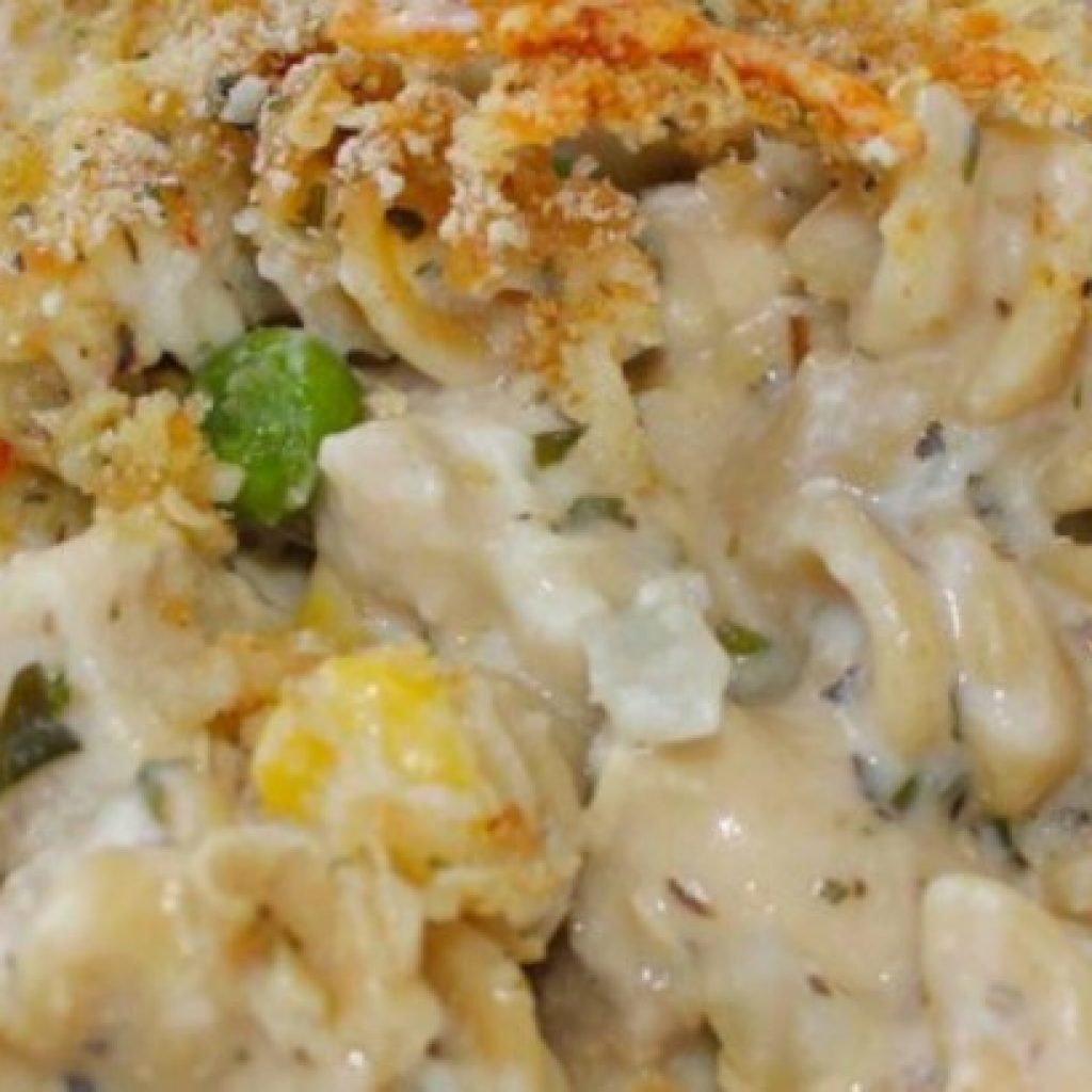 corkscrew-shaped-pasta-casserole-with-mixed-vegetables-and-chicken