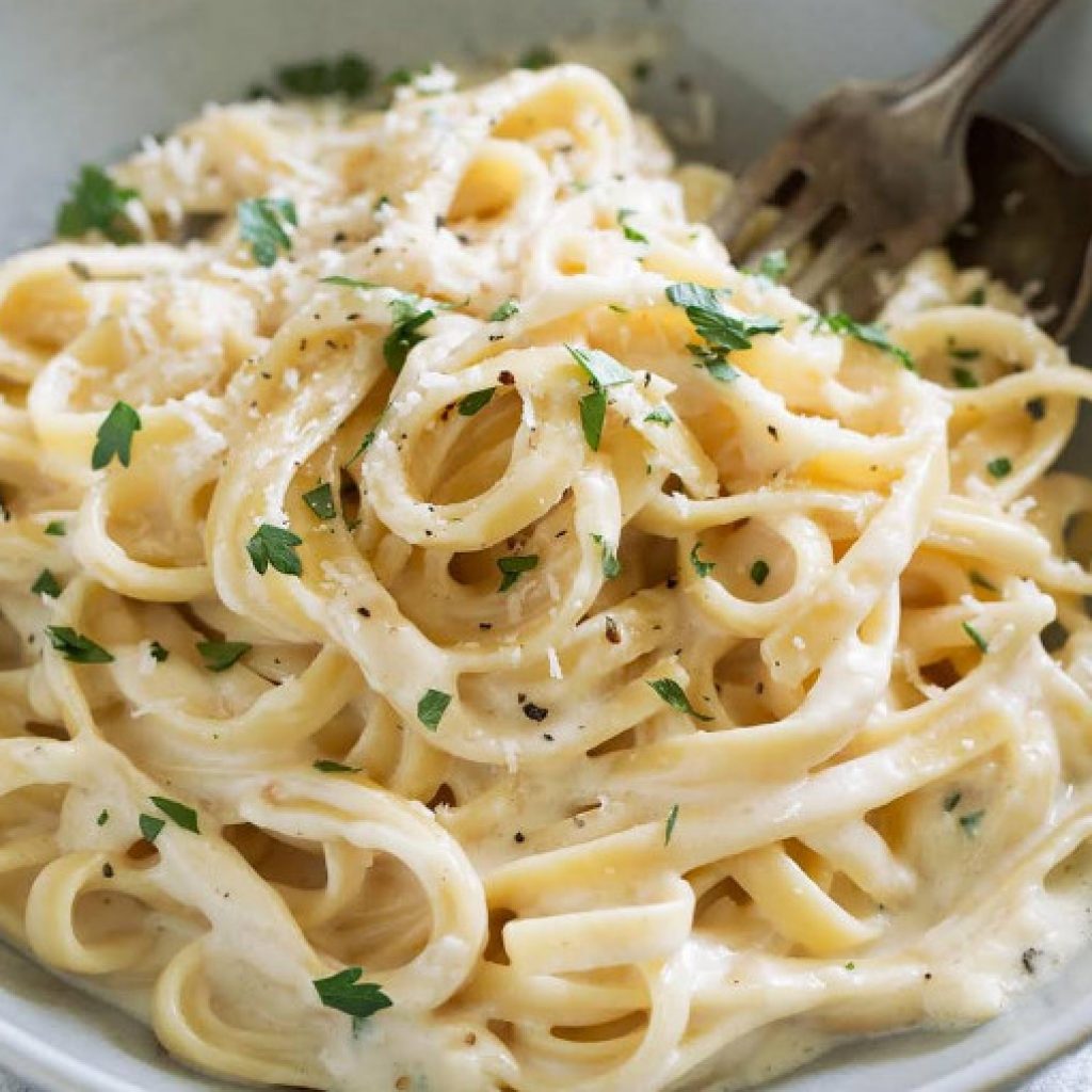 Classico Alfredo Sauce Recipes to Go with Any Types of Pasta