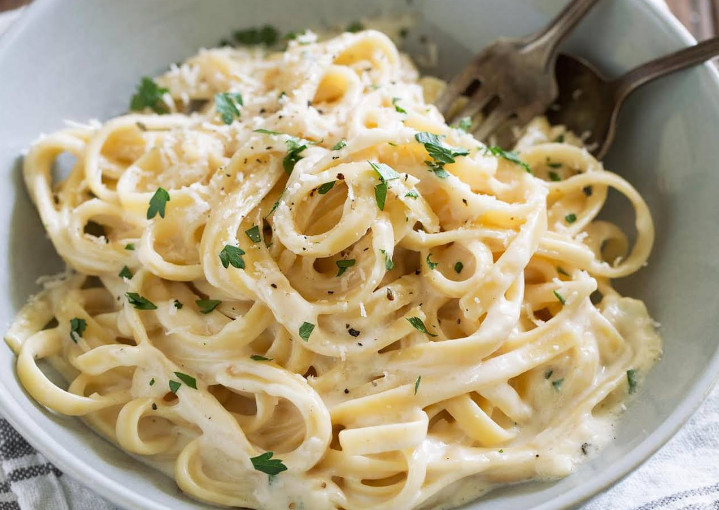 Classico Alfredo Sauce Recipes to Go with Any Types of Pasta
